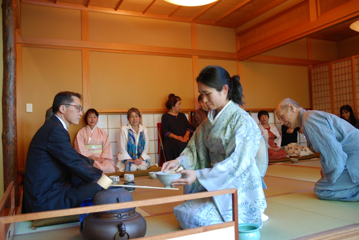 茶会の様子の画像