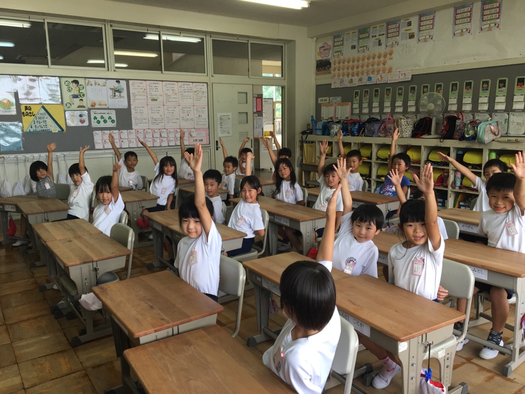 アベマキ学校机で学ぶ山之上小学校児童の画像