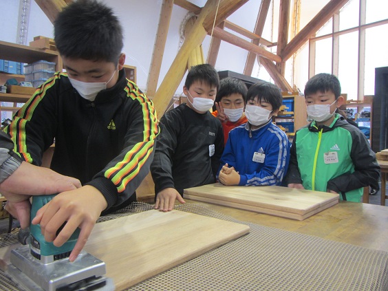 山之上小学校6年生　アベマキ天板製作見学・体験の画像2