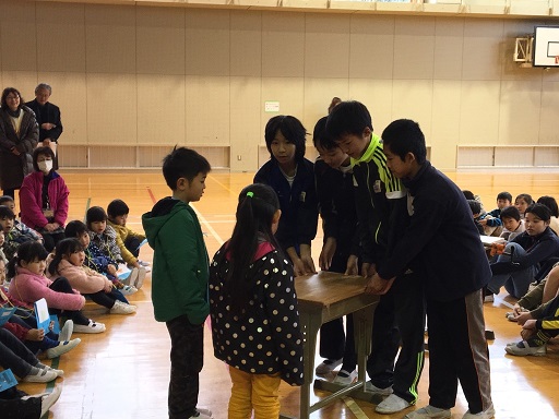 山之上小学校6年生から新一年生への贈呈式の画像1