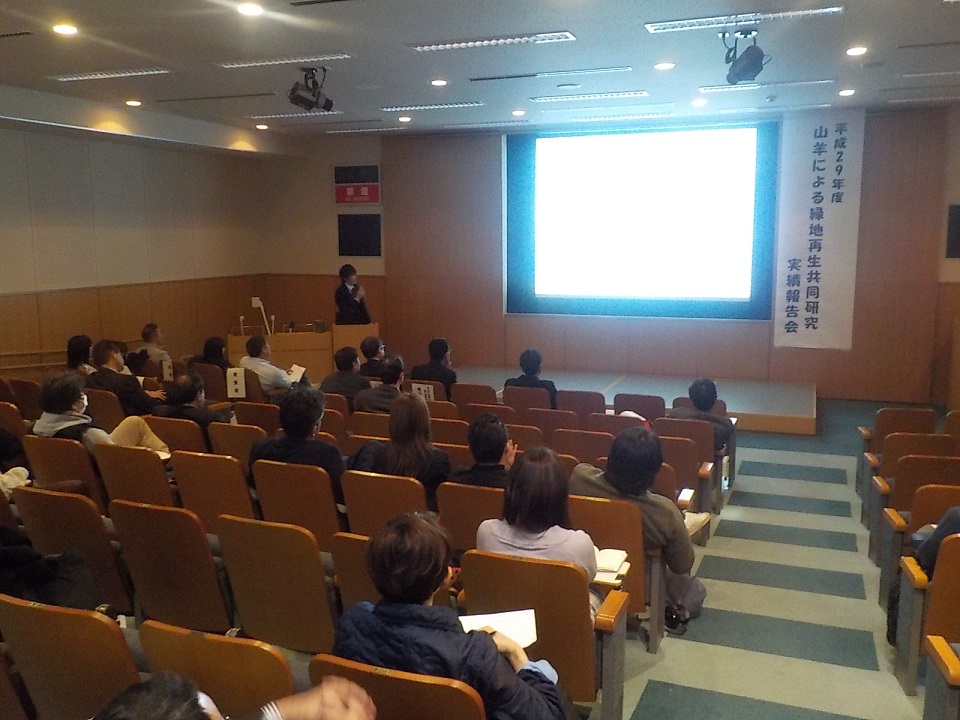 報告会での発表の様子（写真は岐阜大学 土井和也さん）の画像