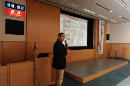 報告会での発表の様子（岐阜大学 八代田准教授（左上））の画像