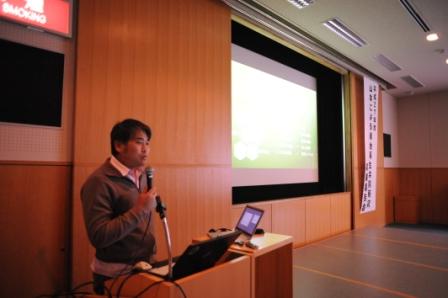 報告会での発表の様子（FRUSIC（中左））の画像