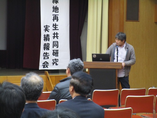 報告会での発表の様子（フルージック（右上））の画像