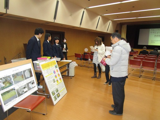 報告会での発表の様子（加茂農林高校の展示等（右下））の画像