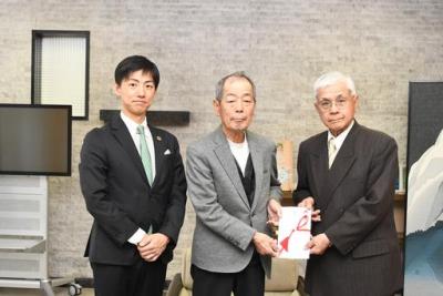 小川恒雄元岐阜県議会議員から美濃加茂市社会福祉協議会への寄附贈呈式立ち合い