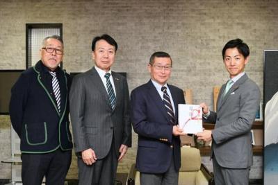 『美濃加茂青年団体有志』より令和6年能登半島地震への災害義援金の受領式(日本赤十字社岐阜県支部美濃加茂市地区の地区長として)