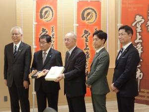 酒向邦彦美濃加茂市堂上蜂屋柿振興会長 山内清久JAめぐみの代表理事組合長らとともに古田肇岐阜県知事に堂上蜂屋柿を贈呈