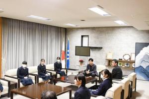 フラワーアレンジメントを本庁舎ロビーに飾ってくれた加茂農林高等学校園芸流通科の生徒たちと面談