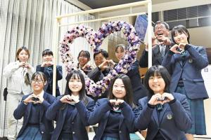 フラワーアレンジメントを本庁舎ロビーに飾ってくれた加茂農林高等学校園芸流通科の生徒たちと面談