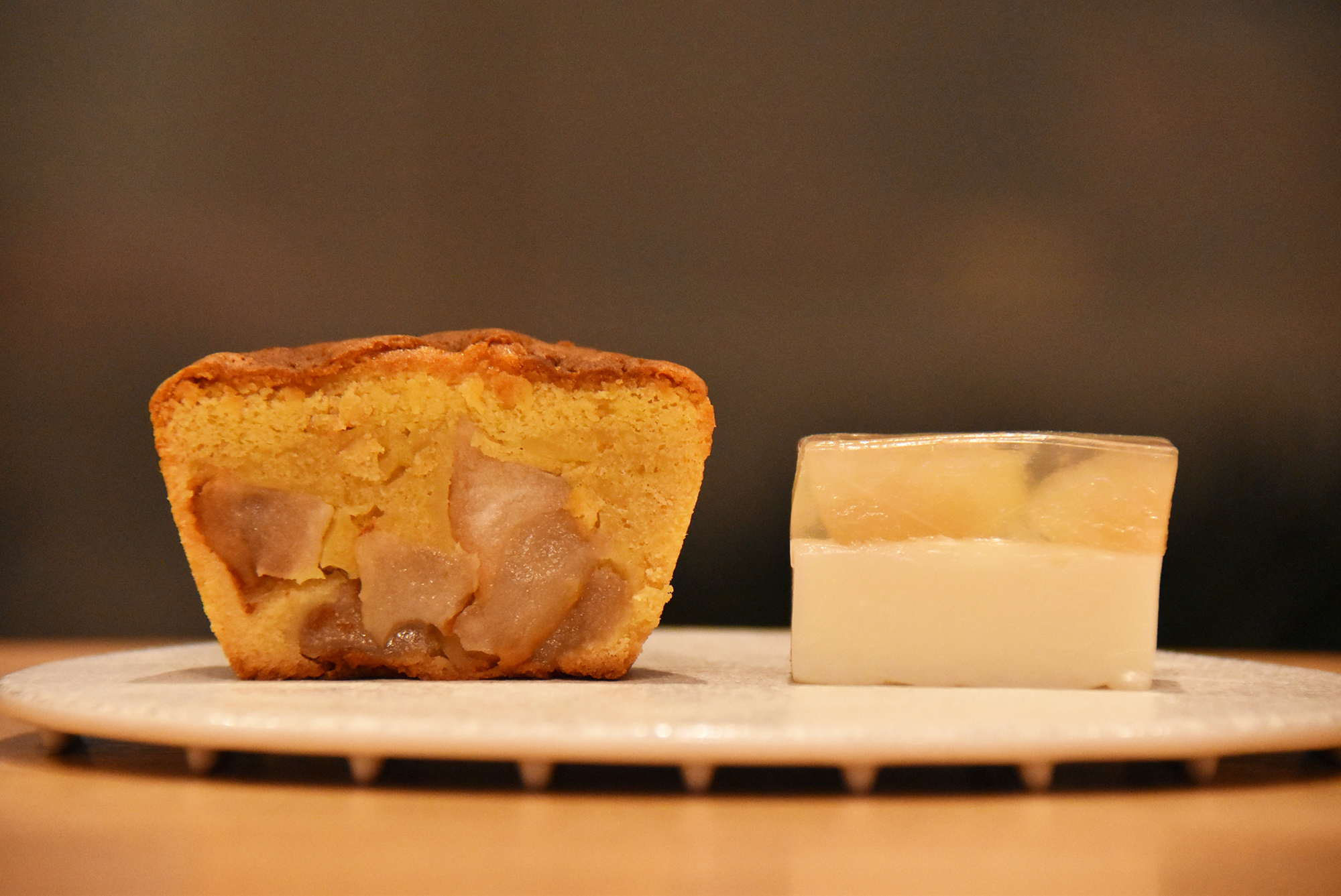 梨とクリームチーズの羊羹 7481／梨とシナモンのケーキ 7051の画像