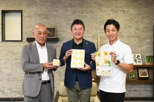 公室での集合写真