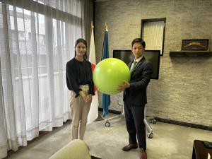 公室での集合写真