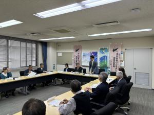 会議での挨拶写真