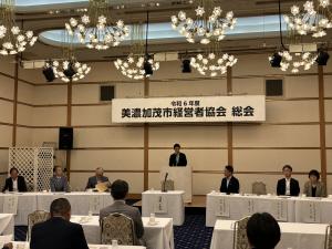総会での挨拶写真