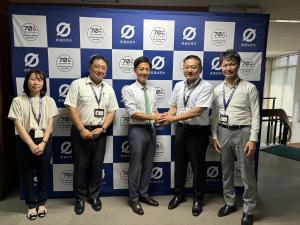 バックボード前での集合写真
