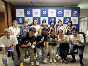 バックボード前での集合写真