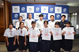 バックボード前での集合写真