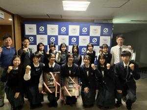 バックボード前での集合写真