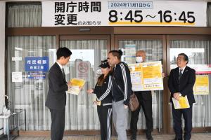玄関前での啓発活動