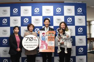 バックボード前での集合写真