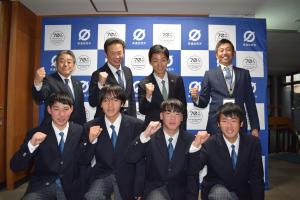 バックボード前集合写真