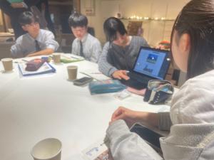 パソコンで説明している様子