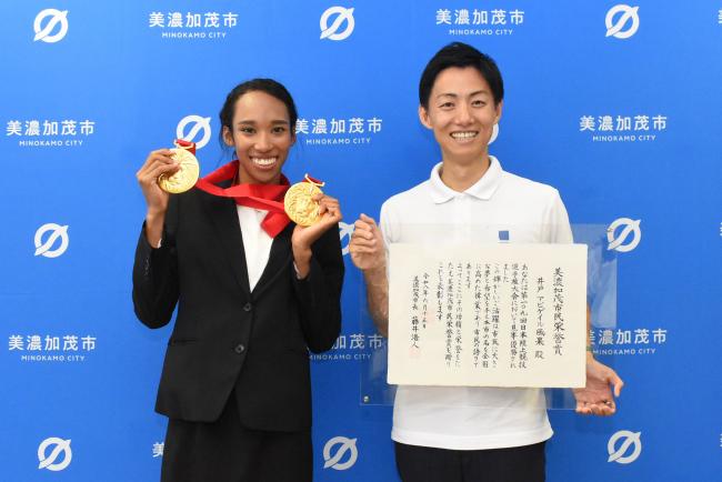 表彰の様子（右：藤井浩人美濃加茂市長、左：井戸 アビゲイル 風果 さん）