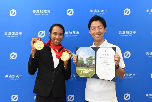 委嘱式の様子（右：藤井浩人美濃加茂市長、左：井戸 アビゲイル 風果 さん）